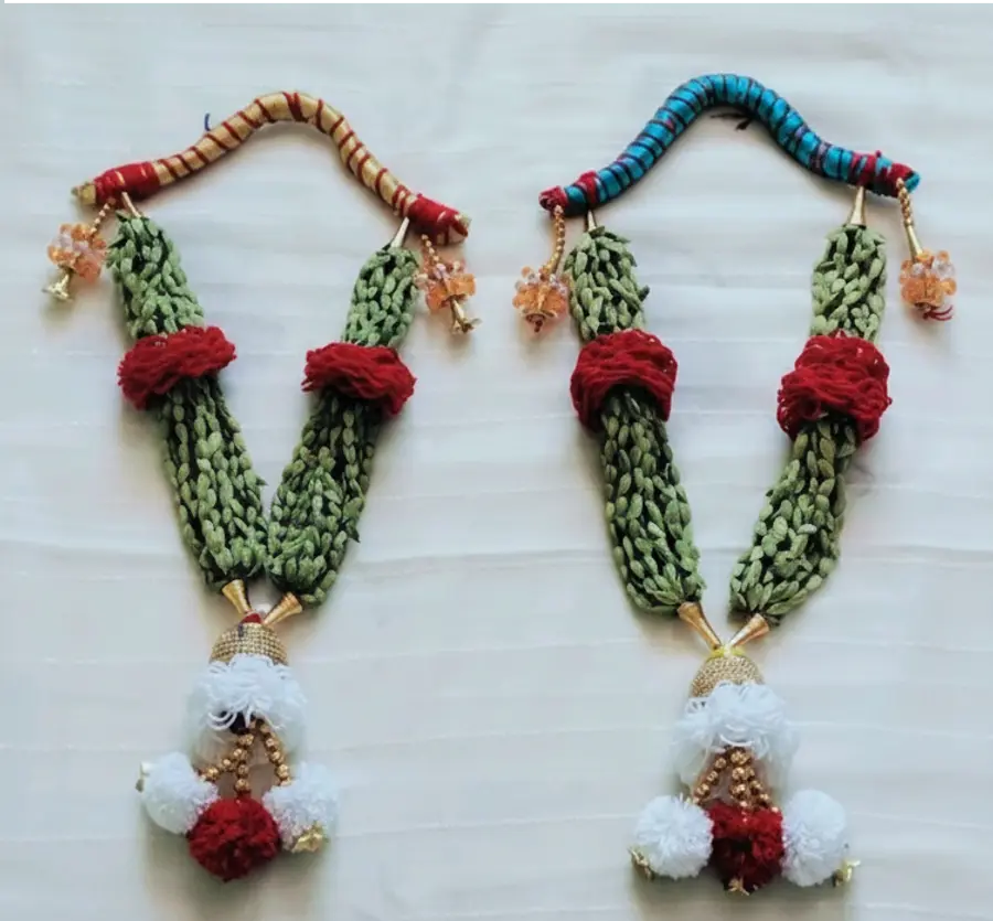 சிகப்பு & வெள்ளை நூல் ஏலக்காய் கைத்தறி மாலை (Red & White Thread Elaichi Handmade Maalai)