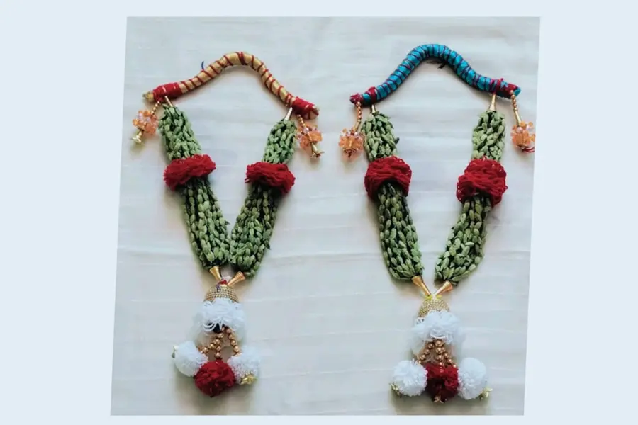 சிகப்பு & வெள்ளை நூல் ஏலச்சி கைத்தறி மாலை (Red & White thread handmade elaichi maalai)